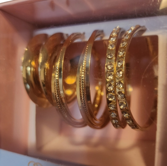 Daisy Fuentes earrings 3 pairs gold - Picture 3 of 3